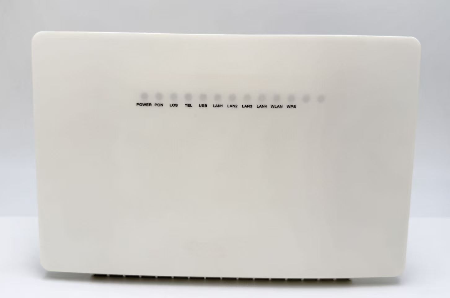 HS8546V XPON 智能网关终端 — 4GE + 2USB + 1POTS + 双频 WiFi — 内置天线立式款